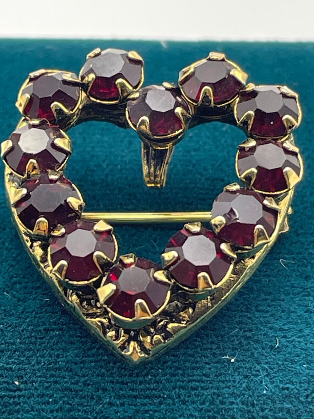 Sweetheart Pin Pendant Gold Tone Metal Red Faceted Glass Prong Set VTG 1"x1"